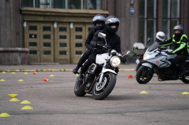 25-05-2020 Riga, Letonya. Motosikletli yola çıkıyor. Bir motosikletçi motosikleti kontrol etmeyi öğrenir.