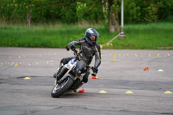 2020 Riga Letónia Motociclista Vai Estrada Motociclista Aprende Controlar Uma — Fotografia de Stock