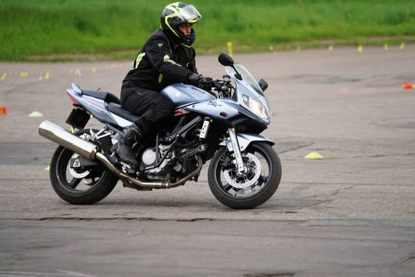 2020年 拉脱维亚里加 摩托车手走在路上 骑摩托车的人学会控制摩托车 — 图库照片