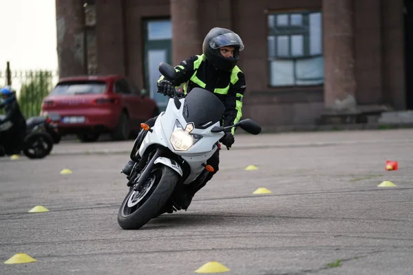 2020 Рига Латвія Велосипедист Їде Дорозі Велосипедист Вчиться Керувати Мотоциклом — стокове фото