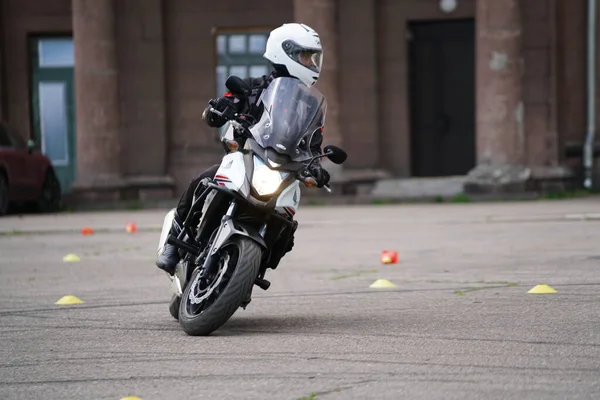 2020 Riga Lettland Motorradfahrer Geht Auf Straße Ein Motorradfahrer Lernt — Stockfoto