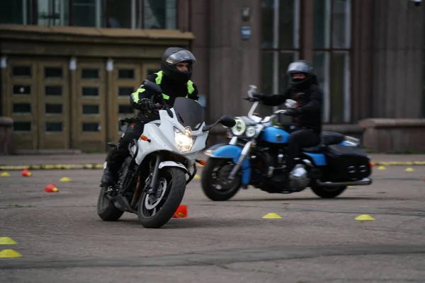 2020 Riga Latvia Motorcyclist Goes Road Motorcyclist Learns Control Motorbike — Stock Photo, Image