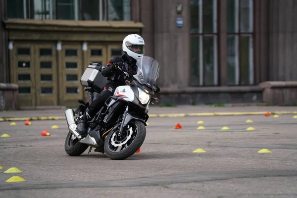 2020 Riga Lettland Motorradfahrer Geht Auf Straße Ein Motorradfahrer Lernt — Stockfoto