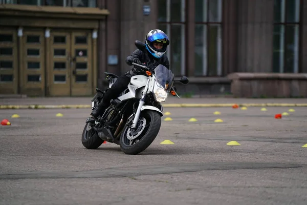 2020 Riga Lettland Motorradfahrer Geht Auf Straße Ein Motorradfahrer Lernt — Stockfoto