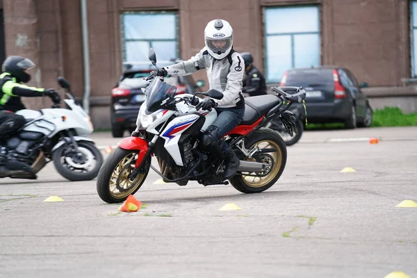 2020 Riga Lettland Motorradfahrer Geht Auf Straße Ein Motorradfahrer Lernt — Stockfoto