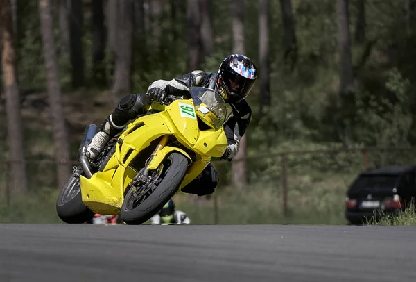 Motosikletli Yola Çıkıyor Bir Motosikletçi Motosikleti Kontrol Etmeyi Öğrenir — Stok fotoğraf