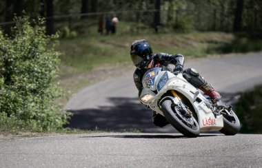 11-05-2020 Riga, Letonya motosikletçisi boş asfalt yolundaki spor bisikletlerinde. spor bisikleti.