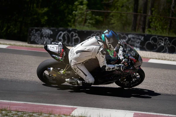 2020ラトビアのリガ空のアスファルトの道路でスポーツバイクの乗り物でオートバイ スポーツバイク — ストック写真