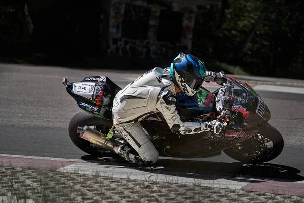 2020 Riga Lettland Motorcyklist Sportcykelturer Tom Asfalterad Väg Motionscykel — Stockfoto