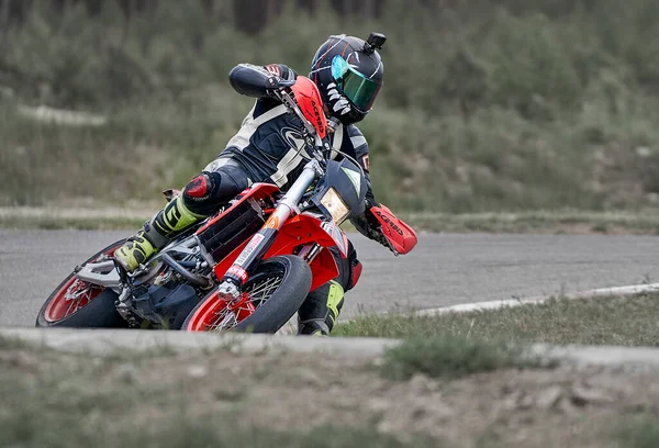 2020 Riga Letónia Motociclista Passeios Bicicleta Desportiva Por Estrada Asfalto — Fotografia de Stock