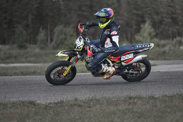 2020ラトビアのリガ空のアスファルトの道路でスポーツバイクの乗り物でオートバイ スポーツバイク — ストック写真