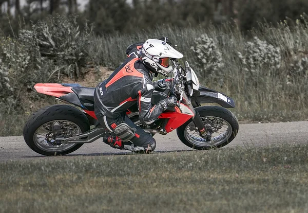 2020 Ryga Łotwa Motocyklista Rowerze Sportowym Jeździ Pustą Asfaltową Drogą — Zdjęcie stockowe