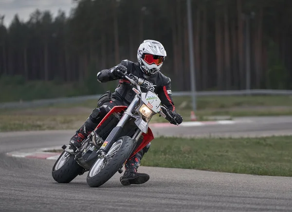 2020 Рига Latvia Motorpst Спортивном Мотоцикле Едет Пустой Асфальтовой Дороге — стоковое фото