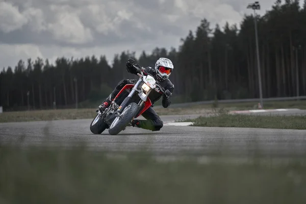 2020 Riga Lotyšsko Motocyklista Sportovních Kolech Jezdí Prázdné Asfaltové Silnici — Stock fotografie