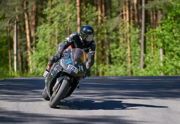 2020 Riga Lotyšsko Motocyklista Sportovních Kolech Jezdí Prázdné Asfaltové Silnici — Stock fotografie