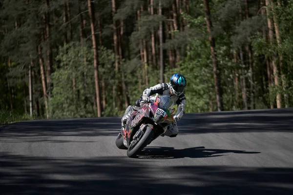 2020 Riga Lettland Motorradfahrer Bei Sport Radtouren Durch Leere Asphaltstraße — Stockfoto