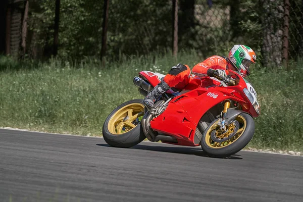 2020 Riga Lettonie Motocycliste Sur Route Asphaltée Vide Vélo Sport — Photo