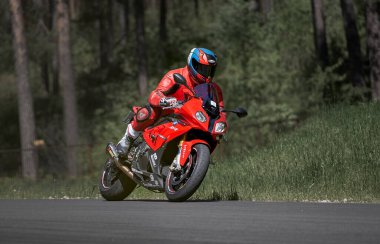 11-05-2020 Riga, Letonya motosikletçisi boş asfalt yolundaki spor bisikletlerinde. spor bisikleti.