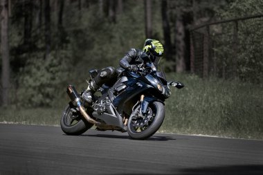 11-05-2020 Riga, Letonya motosikletçisi boş asfalt yolundaki spor bisikletlerinde. spor bisikleti.