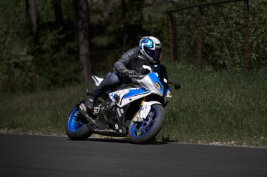 11-05-2020 Riga, Letonya motosikletçisi boş asfalt yolundaki spor bisikletlerinde. spor bisikleti.