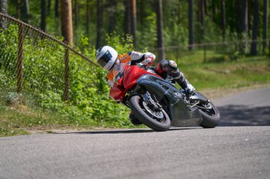 11-05-2020 Riga, Letonya motosikletçisi boş asfalt yolundaki spor bisikletlerinde. spor bisikleti.