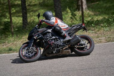 11-05-2020 Riga, Letonya motosikletçisi boş asfalt yolundaki spor bisikletlerinde. spor bisikleti.