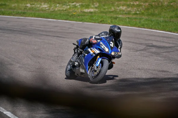 2020 Riga Letonia Motociclista Paseos Bicicleta Deportiva Por Carretera Asfalto —  Fotos de Stock