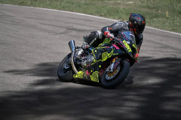 2020ラトビアのリガ空のアスファルトの道路でスポーツバイクの乗り物でオートバイ スポーツバイク — ストック写真