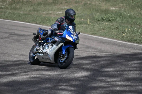 2020 Riga Lettland Motorradfahrer Bei Sport Radtouren Durch Leere Asphaltstraße — Stockfoto