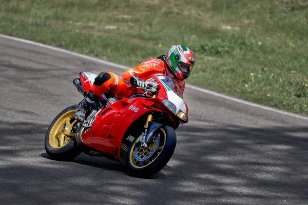 2020 Riga Lettonie Motocycliste Sur Route Asphaltée Vide Vélo Sport — Photo