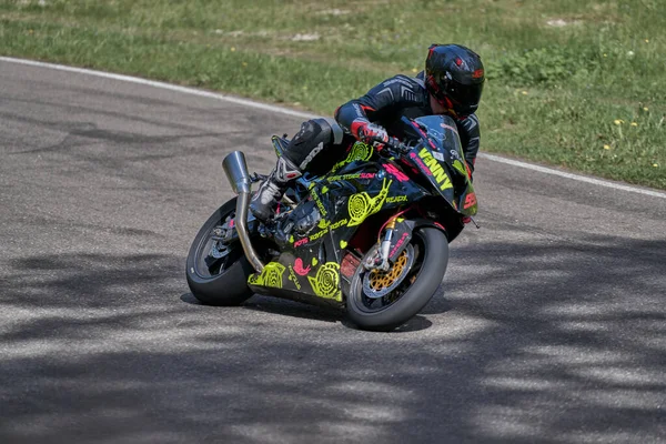 2020 Riga Letónia Motociclista Passeios Bicicleta Desportiva Por Estrada Asfalto — Fotografia de Stock