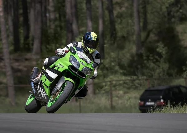 2020ラトビアのリガ空のアスファルトの道路でスポーツバイクの乗り物でオートバイ スポーツバイク — ストック写真