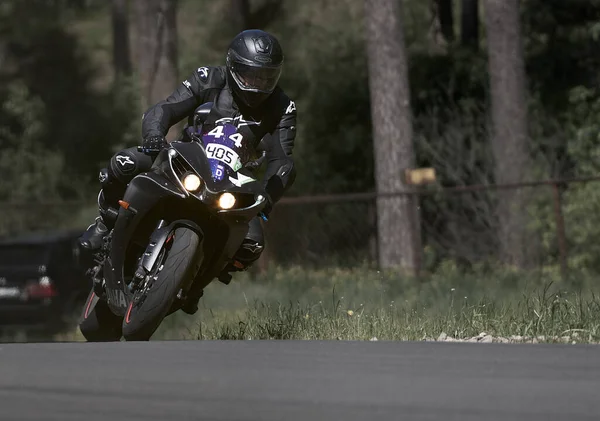 11-05-2020 Riga, Letonya motosikletçisi boş asfalt yolundaki spor bisikletlerinde. spor bisikleti.