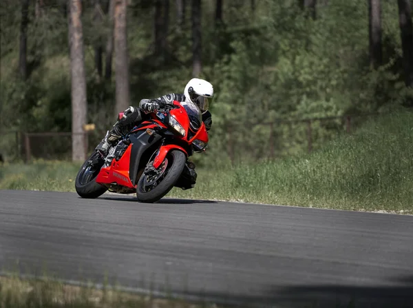 2020 Riga Letonia Motociclista Paseos Bicicleta Deportiva Por Carretera Asfalto — Foto de Stock