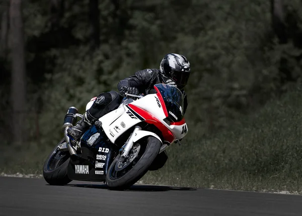 2020ラトビアのリガ空のアスファルトの道路でスポーツバイクの乗り物でオートバイ スポーツバイク — ストック写真
