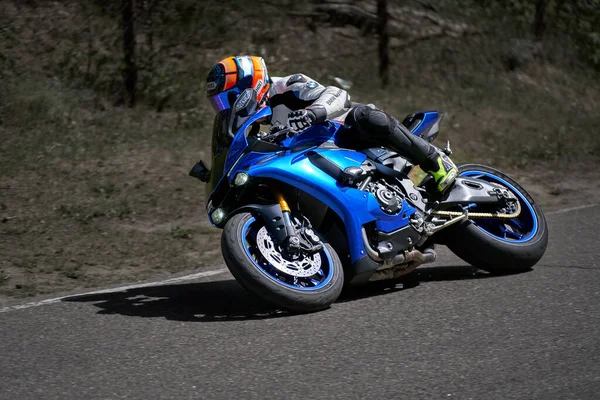 2020 Riga Letonia Motociclista Paseos Bicicleta Deportiva Por Carretera Asfalto —  Fotos de Stock