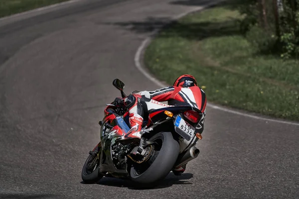 2020 Riga Latvia Motorcyclist Sport Bike Rides Empty Asphalt Road — Stock Photo, Image