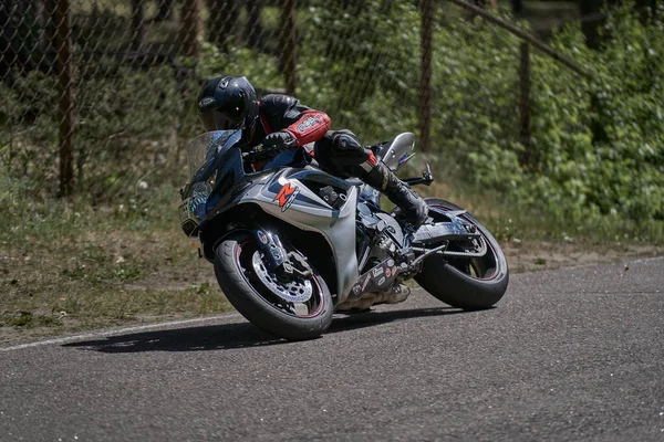 2020 Riga Lettonie Motocycliste Sur Route Asphaltée Vide Vélo Sport — Photo