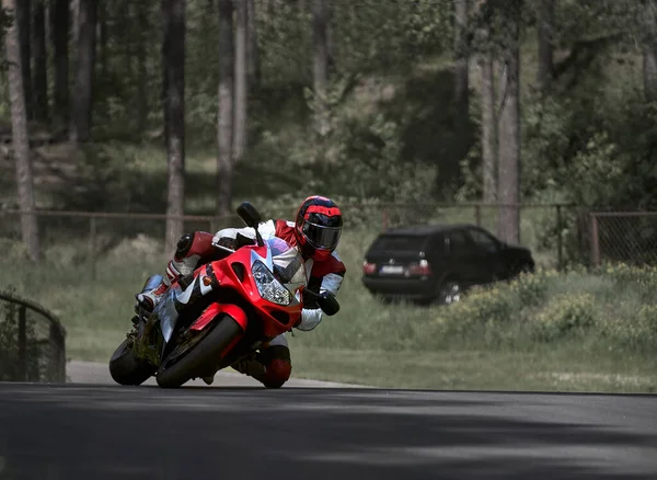 2020ラトビアのリガ空のアスファルトの道路でスポーツバイクの乗り物でオートバイ スポーツバイク — ストック写真