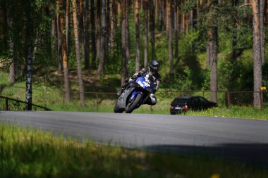 11-05-2020 Riga, Letonya motosikletçisi boş asfalt yolundaki spor bisikletlerinde. spor bisikleti.