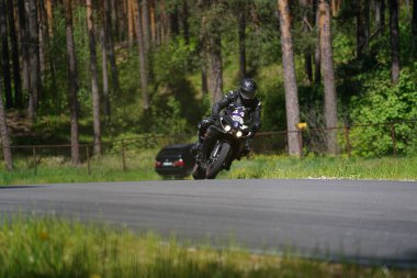 11-05-2020 Riga, Letonya motosikletçisi boş asfalt yolundaki spor bisikletlerinde. spor bisikleti.