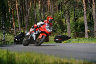 11-05-2020 Riga, Letonya motosikletçisi boş asfalt yolundaki spor bisikletlerinde. spor bisikleti.