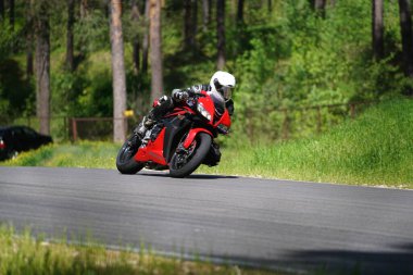 11-05-2020 Riga, Letonya motosikletçisi boş asfalt yolundaki spor bisikletlerinde. spor bisikleti.