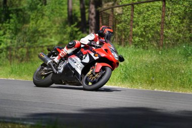 11-05-2020 Riga, Letonya motosikletçisi boş asfalt yolundaki spor bisikletlerinde. spor bisikleti.