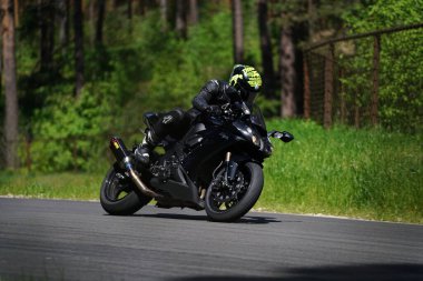 11-05-2020 Riga, Letonya motosikletçisi boş asfalt yolundaki spor bisikletlerinde. spor bisikleti.