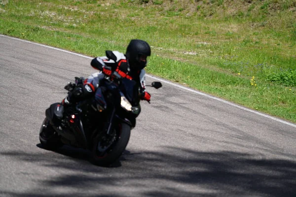 2020ラトビアのリガ空のアスファルトの道路でスポーツバイクの乗り物でオートバイ スポーツバイク — ストック写真