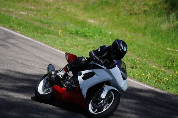 2020ラトビアのリガ空のアスファルトの道路でスポーツバイクの乗り物でオートバイ スポーツバイク — ストック写真