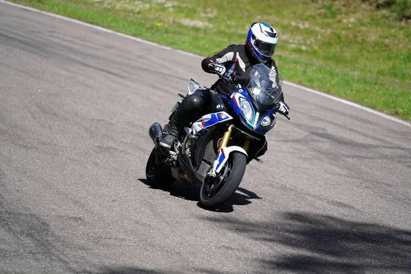 2020ラトビアのリガ空のアスファルトの道路でスポーツバイクの乗り物でオートバイ スポーツバイク — ストック写真