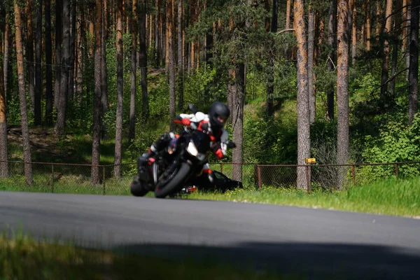 11-05-2020 Riga, Letonya motosikletçisi boş asfalt yolundaki spor bisikletlerinde. spor bisikleti.