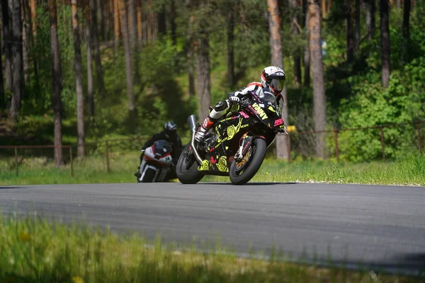 2020ラトビアのリガ空のアスファルトの道路でスポーツバイクの乗り物でオートバイ スポーツバイク — ストック写真